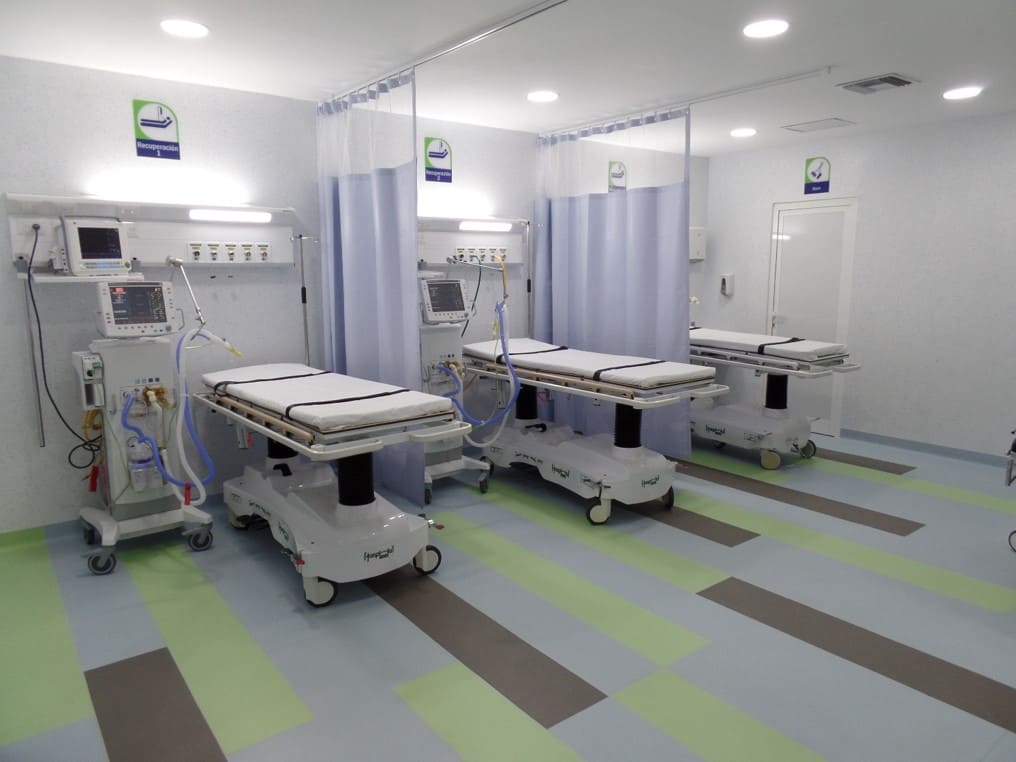 Sala hospitalaria equipada con camas médicas y diseño funcional